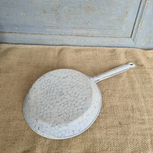 B8249 Alte Emaille Pfanne | Stielpfanne | Email Netzmuster | Chicken wire - Bild 1 von 9