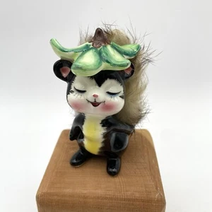 Pacific Hand Painted Smiling Skunk Figurine Faux Fur Tail Ceramic Flower Hat - Picture 1 of 13