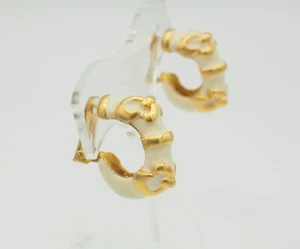 Gorgeous Royal Vintage floral gold cream enamel clip on hoops earrings - Imagen 1 de 4