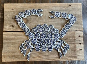 Krabbe Wandkunst auf grauen Holzbrettern blau Corona Bierflaschenkappen Drahtaufhänger - Bild 1 von 3