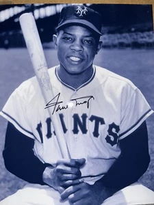 WILLIE MAYS Autographed Photo (8x10) With Certificate of Authenticity - Picture 1 of 3