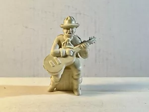 Marx 50er Jahre 60 mm Kunststoff sitzender molliger Cowboy spielt Gitarre. - Bild 1 von 1