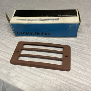 NOS GENUINE GM OEM 1971 1972 71 72 OLDS WAGON REAR SIDE MARKER LIGHT LAMP BEZEL - Bild 1 von 3