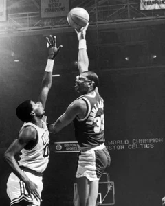 Impresión fotográfica KAREEM ABDUL JABBAR vs ROBERT PARISH - 8" x 10" - Imagen 1 de 1