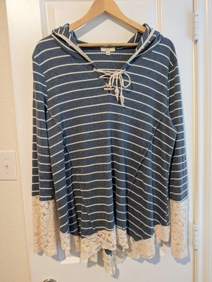 Blusa Beachy Boho com capuz listra azul com renda grande - Imagem 1 de 4