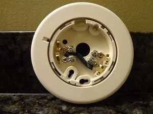 Base detector analógico GE Edwards B4U para detector direccionable inteligente - Imagen 1 de 3