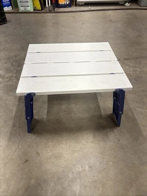 Mesa auxiliar plegable para camping/playa de plástico usada en excelente estado compacta Foto 1 de 4