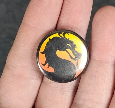 Mortal Kombat Promo Pin Button 1992 Sega SNES Arcade Press Kit Pin Solo RARO Foto 1 de 4