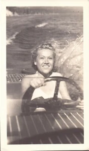 Vintage Fotos Frau am Steuer Boot s/w um 1940 3,5x5 Sammlerstück - Bild 1 von 2