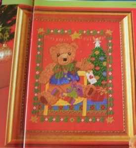 Kreuzstichkarte - Teddybär in Schottenkaro Schleife & Geschenke unterm Weihnachtsbaum - Bild 1 von 1