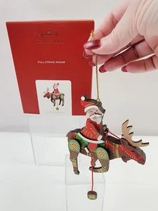 Hallmark Keepsake 2021 adorno de Navidad cuerda tirar alce con Santa nuevo - Imagen 1 de 11