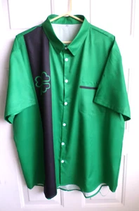 Irish St. Patricks Day Herrenhemd Größe 2XL grün schwarz vierblättrige Kleeblätter Tasche - Bild 1 von 5