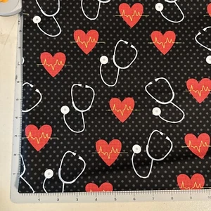 Medizinisches Herz Stethoskop Herzschlag schwarz rot Stoff 1,4 Yards. 100% Baumwolle - Bild 1 von 2