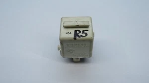 BMW E36 E34 E39 E38 E31 Z1 Z3 - Relais 1729004 SIEMENS V23134-C52-X90 / WHITE - Picture 1 of 5