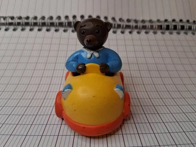 Jouet - Figurines PVC Petit Ours Brun -en petite voiture jaune.  BE - Photo 1/3
