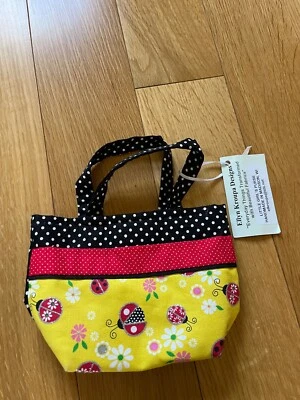 Hecho a mano por Ellyn Kroupa Designs amarillo con Ladybugs rojas y flores rosadas y blancas Foto 1 de 4