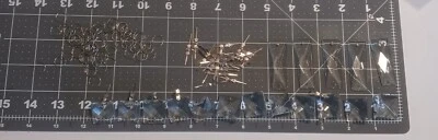 LOTE ÚNICO DE PRISMAS DE CRISTAL, 12) CUADRADOS DE 3/4" Y 5) PRISMAS RECTANGULARES DE 2" ARCO DE PLATA Foto 1 de 4