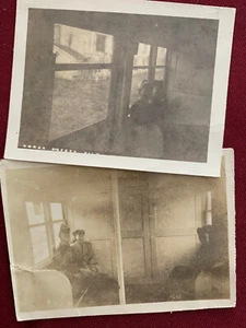 Soldado del ejército y novia en tren locomotora 2 instantáneas originales militares - Imagen 1 de 5