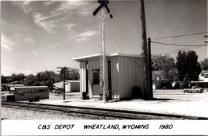 C&S Railroad Bahnhof Depot Wheatland WY Wyoming Postkarte Bus, RR Gleise - Bild 1 von 2