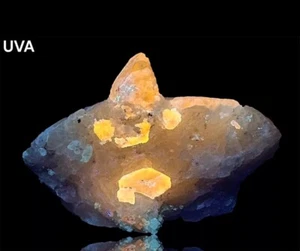 Fluoreszierender blauer Afghanit-Kristall mit vollständiger Endung auf Matrix - Picture 1 of 11