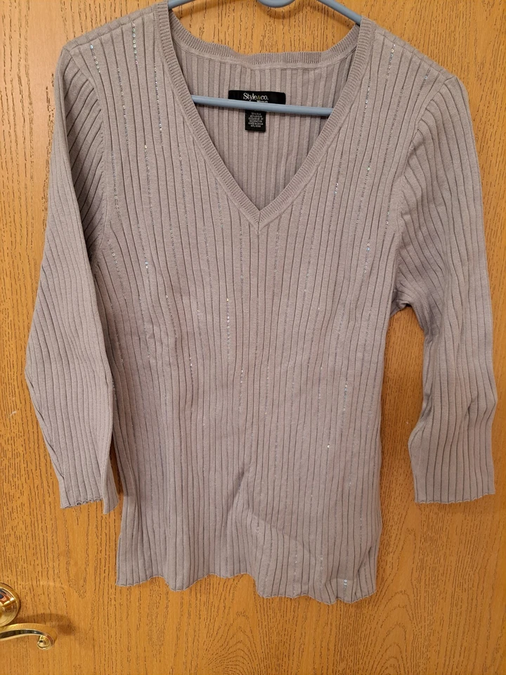 STYLE&CO, SUÉTER GRIS CON DETALLES PLATEADOS, ACANALADO, TALLA 2X, NUNCA USADO, CUELLO EN V Foto 1 de 3