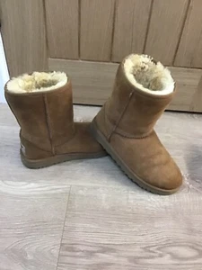 tan ugg boots size 5.5 - Picture 1 of 4