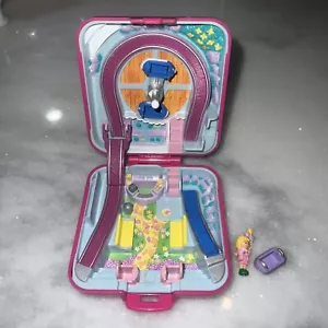 De colección Polly Pocket Polly World-Rosa-Parque de atracciones-1989 Bluebird-COMPLETO - Imagen 1 de 8