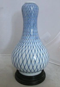 Jarrón de calabaza antiguo japonés de porcelana azul y blanco con 6 marcas y soporte de madera (7") - Imagen 1 de 12