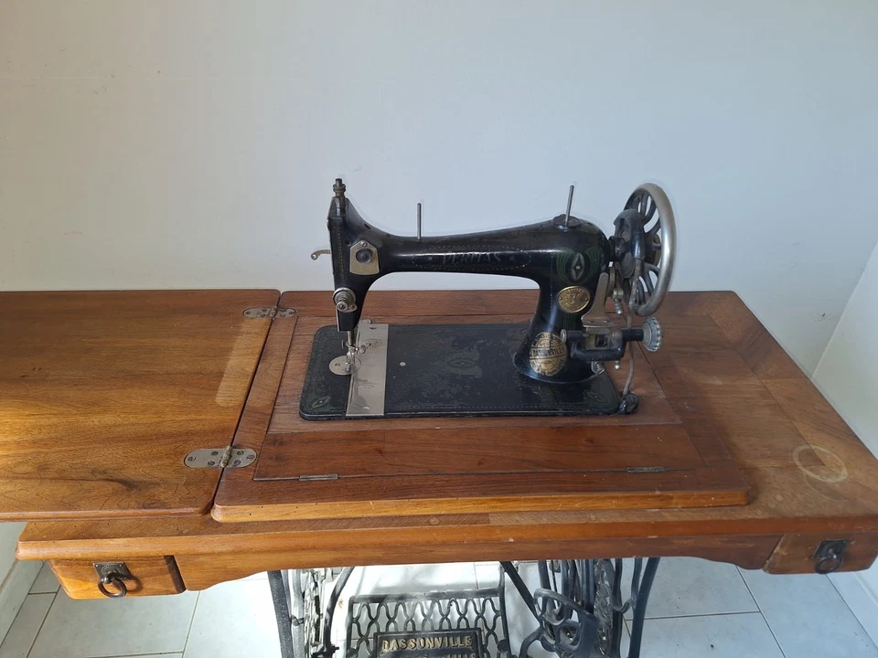 machine à coudre ancienne marque Vista avec son meuble marqueté - Photo 1/2