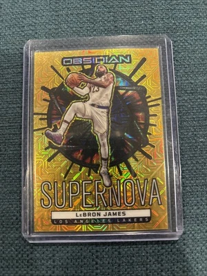 Lebron James Gold Flood Electric Etch 8/10 Supernova 2024-25 Panini Obsidian #3 - Imagem 1 de 2