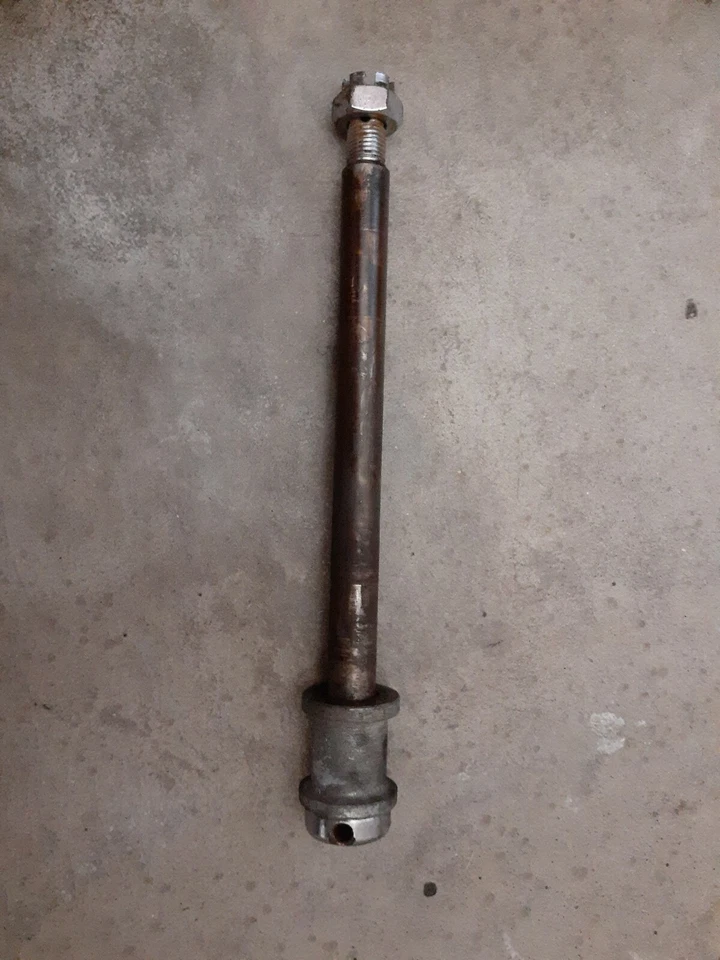 1977 Yamaha XS400 XS360 rear axle assy - Image 1 of 1