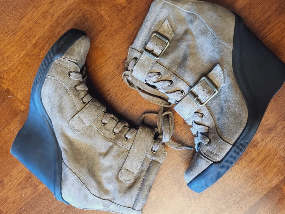 Simply Vera by Vera Wang ~ Sz 7.5 ~ Wedge Ankle Boots ~ Excellent Condition - Image 1 of 4