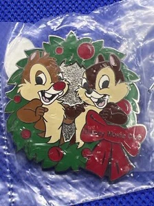 Walt Disney World Movie Club Exclusive Pin- Chip n' Dale Christmas Wreath - Picture 1 of 3