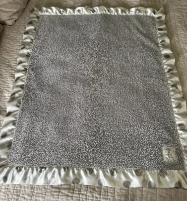 Manta de seguridad para bebé Little Giraffe satinada Lovey EE. UU. gris chenilla Foto 1 de 4