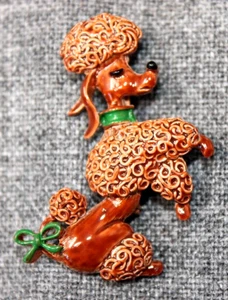 Broche de metal esmaltado vintage GERRY'S, caniche con lazo verde 2" de alto EPOC - Imagen 1 de 5