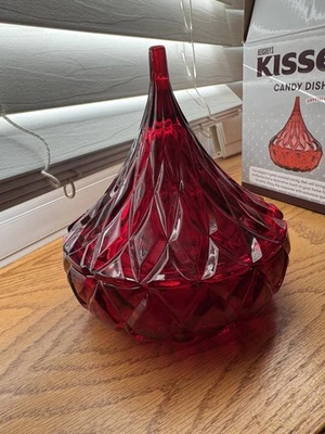 Plato de caramelo Hershey Kiss de cristal rojo rubí con tapa de Godinger Foto 1 de 3