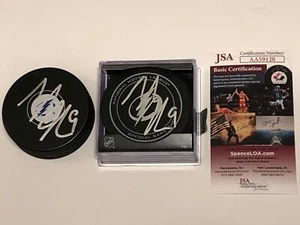 (2) Juego oficial firmado por Tyler Johnson y logotipo Puck Qubed certificado de autenticidad JSA Lightning EE. UU. - Imagen 1 de 5