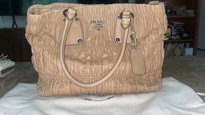Auténtico bolso de cuero Prada Nappa Gaufre Foto 1 de 4