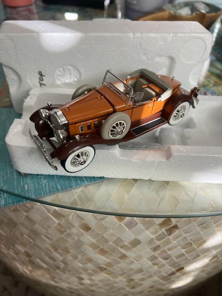 Modelo de coche fundido a presión marrón Packard Boattail Speedster 1930 Signature Models Foto 1 de 1