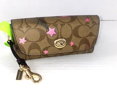 Estojo de óculos de sol Coach discoteca estampa de estrela trava marrom assinatura C7105 B26 - Imagem 1 de 4