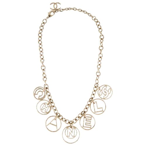 Collana con ciondolo logo Chanel tono oro in metallo