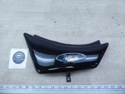 Suzuki VS800 Intruder S20953 2000) panel de cubierta lateral izquierdo negro  Foto 1 de 4