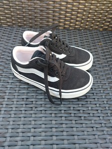 girls all black vans