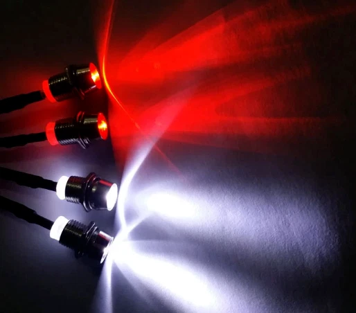 4x LED Scheinwerfer mit Lampenschirm Beleuchtungsset 2x Weiß 2x Rot Für RC Auto - Bild 1 von 3
