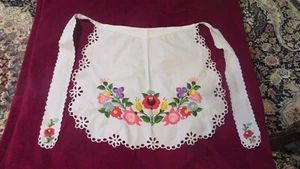Delantal floral Kalocsa húngaro vintage bordado a mano encaje Kalocsai rosas - Imagen 1 de 7