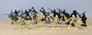 15 + Plastic Medieval Knights Soldiers and Skeletons 2 Inches Great for DnD - Picture 1 of 5