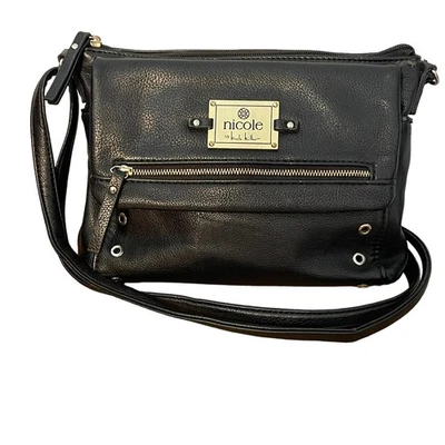Bolso bandolera plegable de cuero vegano negro Nicole Miller para mujer  Foto 1 de 4