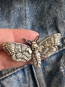 Skull Moth Silver Pin Like Silence Of The Lambs Cover - Excellent Condition - Picture 1 of 4