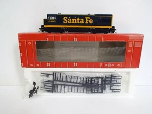 ATLAS 8653 GE U23B SANTA FE 6305 LOKOMOTIVE NOS NEUWERTIG VERPACKT (OO3047) - Bild 1 von 6
