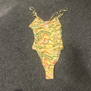 Body psichedelico nuovo mod arancione giallo verde marmorizzato Rue21 donna taglia XL - Foto 1 di 2